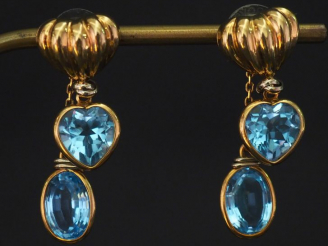 Vente aux enchères 	LE GI Paire de perce-oreilles en or jaune, à décor de godrons, d’un q