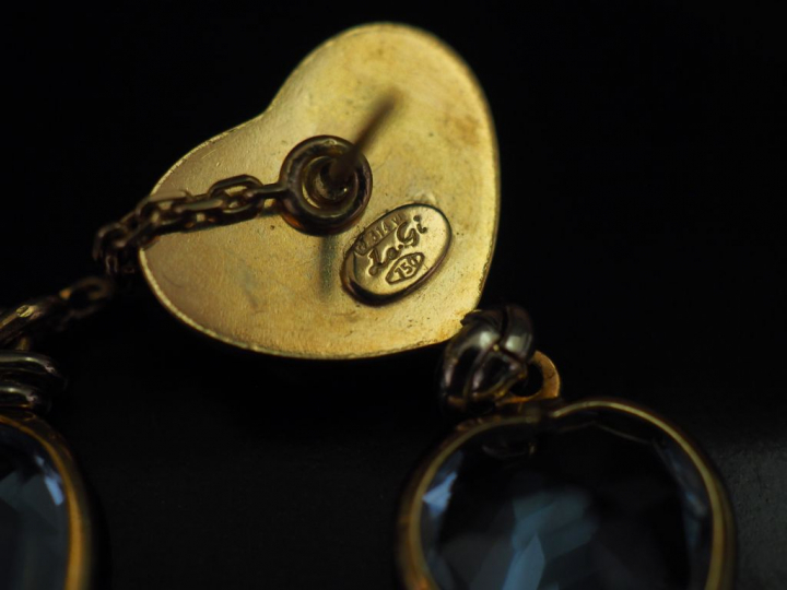 	LE GI Paire de perce-oreilles en or jaune, à décor de godrons, d’un q