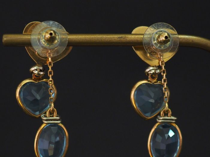 	LE GI Paire de perce-oreilles en or jaune, à décor de godrons, d’un q