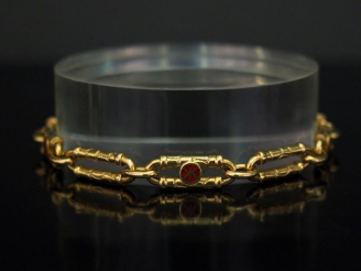 Vente aux enchères KORLOFF Bracelet articulé en or jaune et émail rouge et vert, composé 