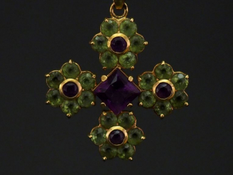 Vente aux enchères 	CRISO Pendentif en forme de croix en or jaune, serti de pierres de co