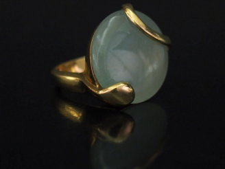 Vente aux enchères 	CRISO Bague moderne de forme stylisée en or jaune, sertie en son cent