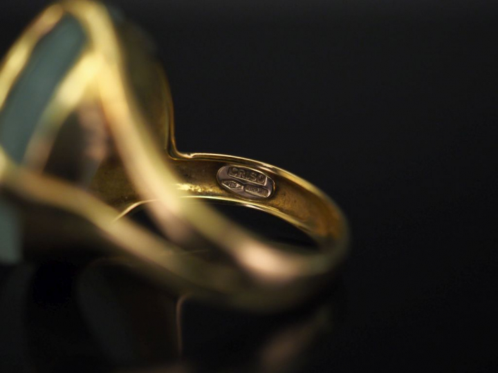 	CRISO Bague moderne de forme stylisée en or jaune, sertie en son cent