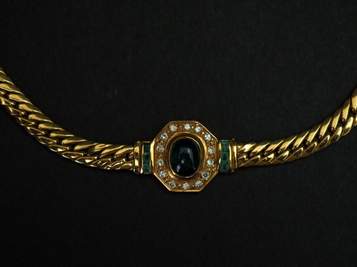 Collier en or jaune, maille plate anglaise, à décor d’un médaillon oct