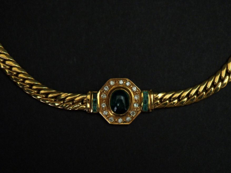 Vente aux enchères Collier en or jaune, maille plate anglaise, à décor d’un médaillon oct
