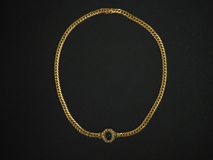 Collier en or jaune, maille plate anglaise, à décor d’un médaillon oct