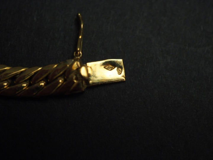 Collier en or jaune, maille plate anglaise, à décor d’un médaillon oct