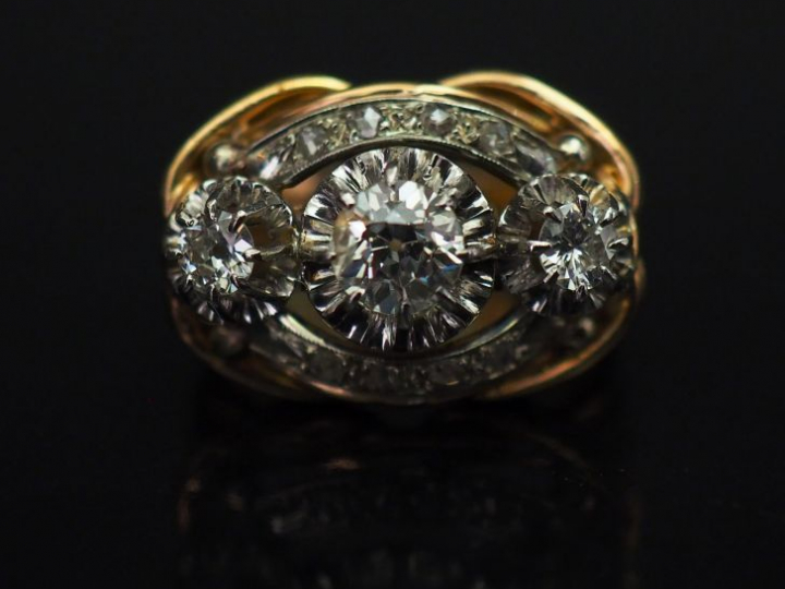 Bague en or jaune, sertie en son centre d'un diamant taille ancienne d