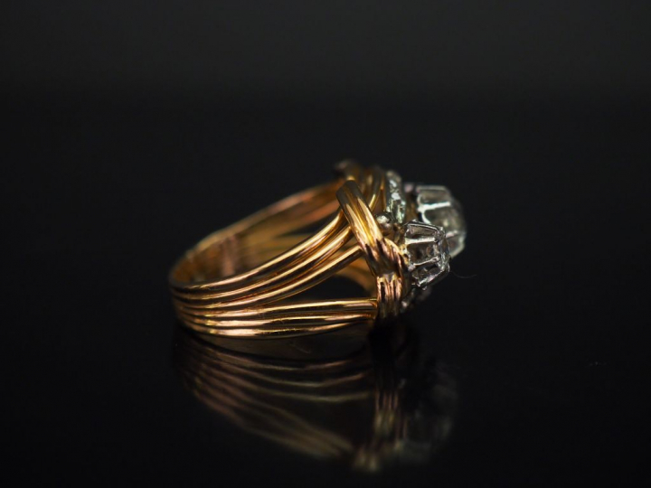 Bague en or jaune, sertie en son centre d'un diamant taille ancienne d