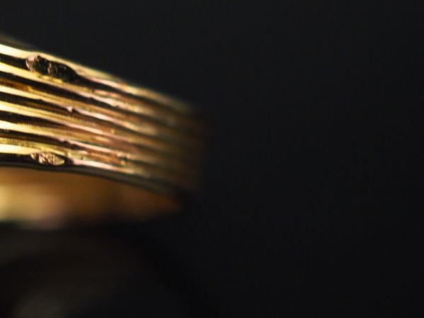 Bague en or jaune, sertie en son centre d'un diamant taille ancienne d