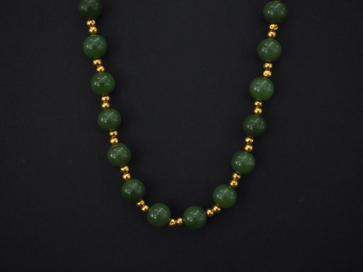 Collier en or jaune, composé de perles en or jaune et perles de jade. 