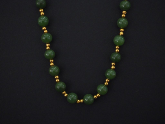 Vente aux enchères Collier en or jaune, composé de perles en or jaune et perles de jade. 