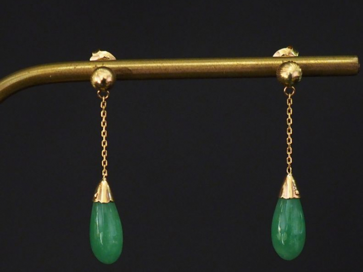 Paire de pendants d’oreille en or jaune, ornés d’une boule à décor de 