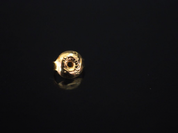 Paire de pendants d’oreille en or jaune, ornés d’une boule à décor de 