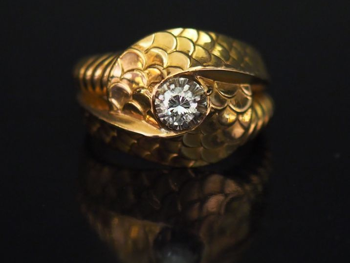 Bague tourbillon en or jaune, sertie en son centre d'un diamant taille