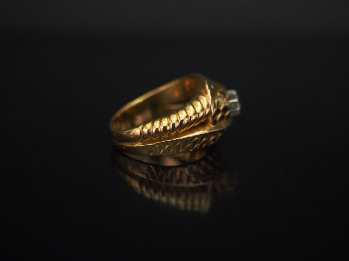 Bague tourbillon en or jaune, sertie en son centre d'un diamant taille