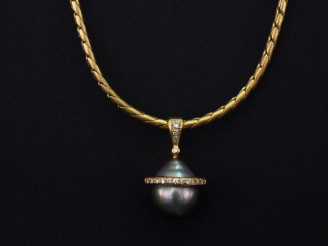 Vente aux enchères 	Collier souple en or jaune, maille ronde, orné d’un pendentif en or j