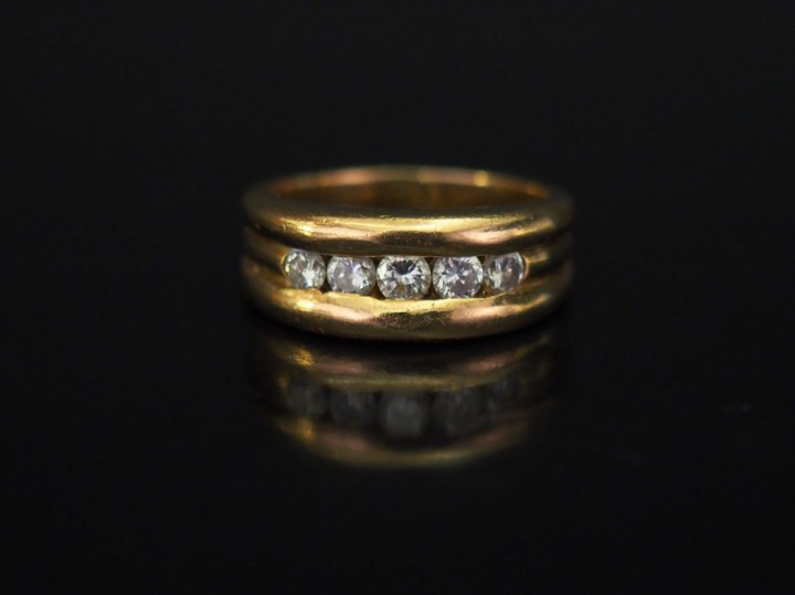 	Bague jonc en or jaune, sertie d’une ligne de cinq petits diamants. T