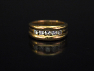 Vente aux enchères 	Bague jonc en or jaune, sertie d’une ligne de cinq petits diamants. T