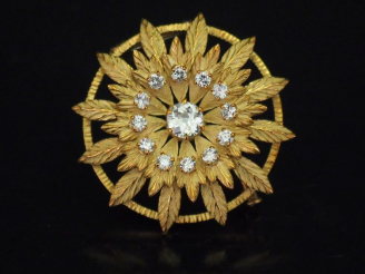 Vente aux enchères Broche ronde en or jaune, en forme de fleur épanouie, sertie en son ce