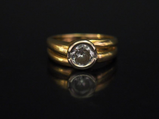 Vente aux enchères 	Bague en or jaune, sertie en son centre d’un diamant de 0,5 ct enviro