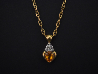 Vente aux enchères Collier en or jaune, maile marine, orné d'un pendentif serti d'un quar