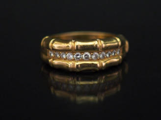 Vente aux enchères Bague jonc en or jaune, sertie d'une ligne de onze petits diamants.  L