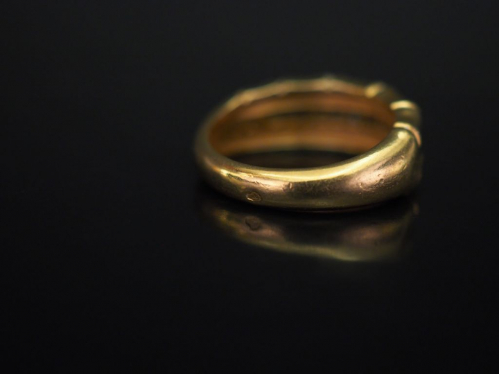 Bague jonc en or jaune, sertie d'une ligne de onze petits diamants.  L