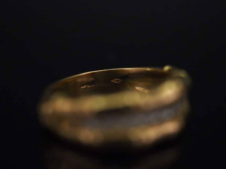 Bague jonc en or jaune, sertie d'une ligne de onze petits diamants.  L