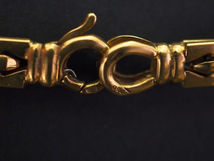 	Collier articulé deux tons d’or, maille plate. Les motifs du centre a