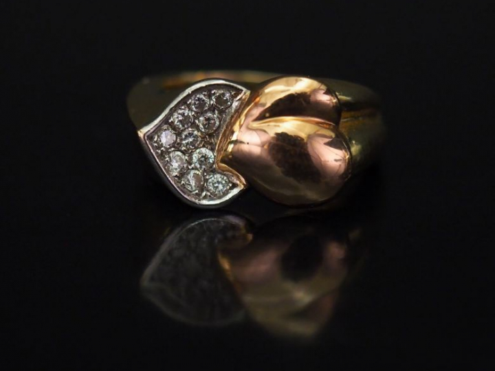 Bague trois tons d’or, à décor de deux cœurs accolés, l’un serti d’un 