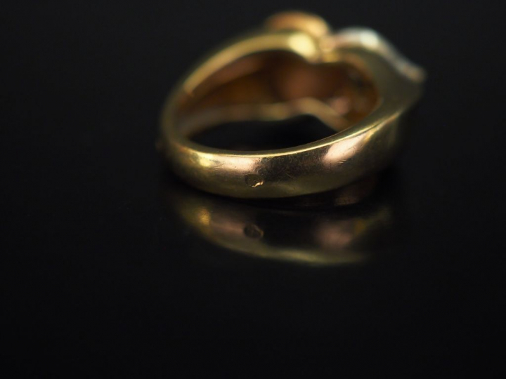 Bague trois tons d’or, à décor de deux cœurs accolés, l’un serti d’un 
