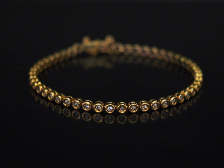 Bracelet souple en or jaune, composé de maillons ronds sertis de petit