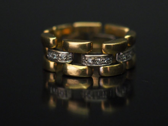 Vente aux enchères Bague bandeau articulée en or jaune, composée de maillons reliés entre
