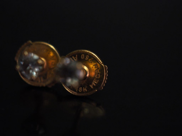 	Paire de puces d’oreilles en or jaune, serties en leur centre d’un pe