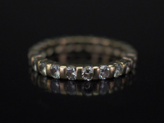 Vente aux enchères Alliance américaine en or blanc, sertie de petits diamants. TDD. 54 Po