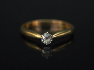 Vente aux enchères Bague solitaire en or jaune, sertie en son centre d’un diamant taille 