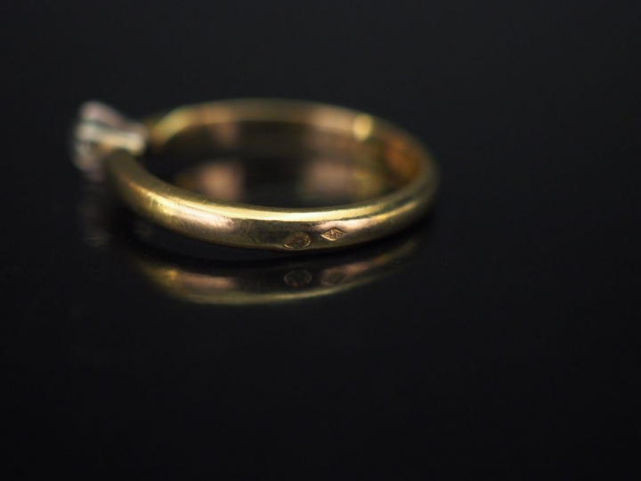 Bague solitaire en or jaune, sertie en son centre d’un diamant taille 