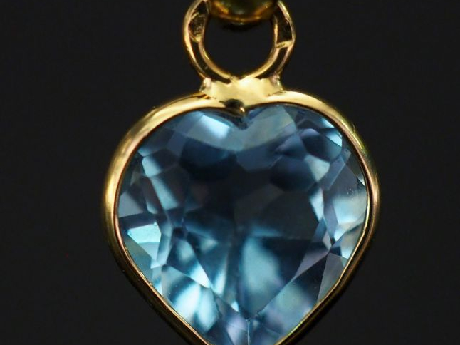 Pendentif en or jaune en forme de coeur, serti d’un quartz bleu. H. 1,