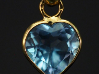 Vente aux enchères Pendentif en or jaune en forme de coeur, serti d’un quartz bleu. H. 1,