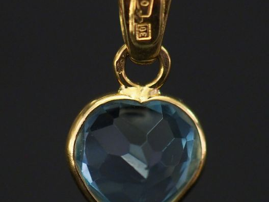 Pendentif en or jaune en forme de coeur, serti d’un quartz bleu. H. 1,