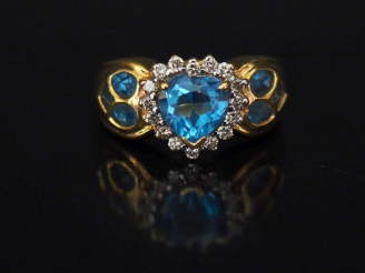 Vente aux enchères Bague bandeau en or jaune, sertie en son centre d’un quartz bleu en fo