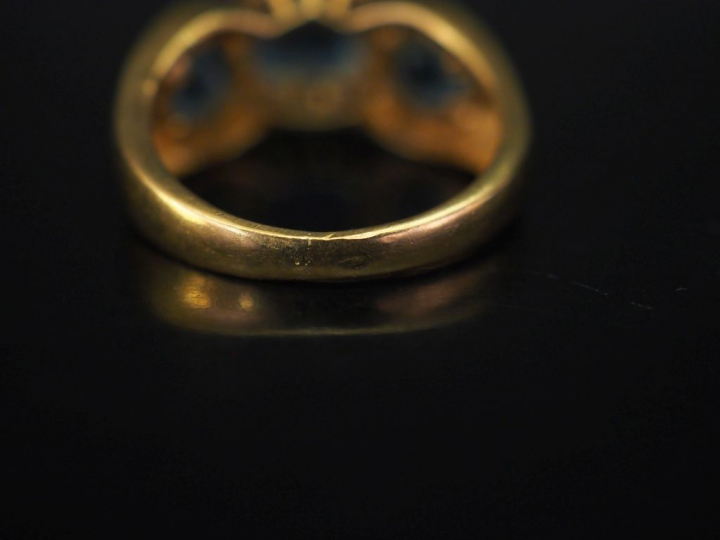 Bague bandeau en or jaune, sertie en son centre d’un quartz bleu en fo