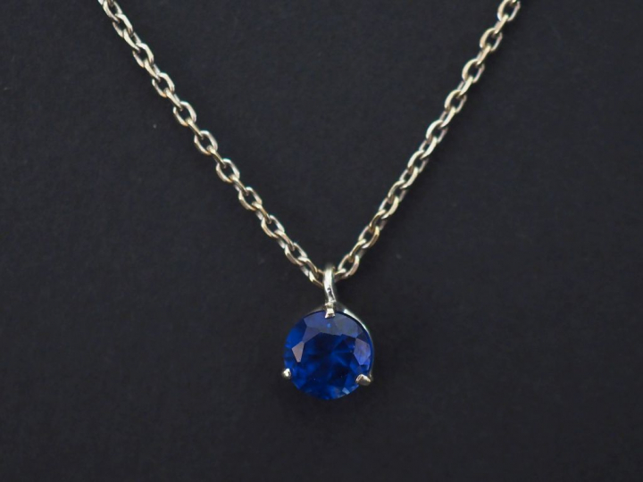 Pendentif et sa chaine, maille forçat en or blanc, serti en son centre