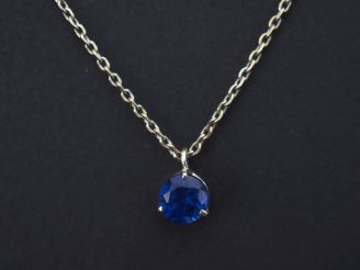 Vente aux enchères Pendentif et sa chaine, maille forçat en or blanc, serti en son centre