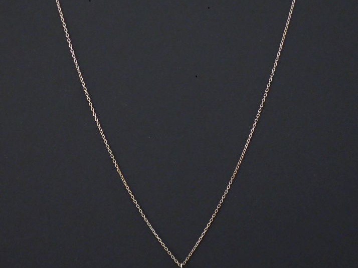 Pendentif et sa chaine, maille forçat en or blanc, serti en son centre