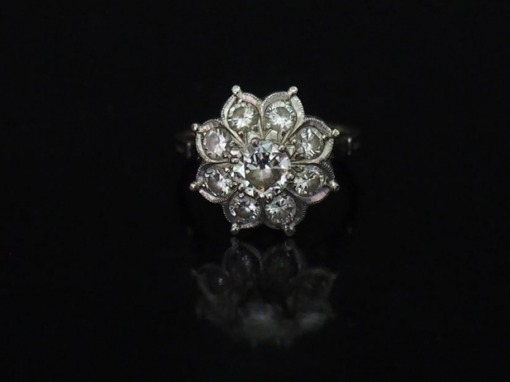 Bague en platine et or blanc, sertie en son centre d'un diamant taille