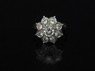 Vente aux enchères Bague en platine et or blanc, sertie en son centre d'un diamant taille