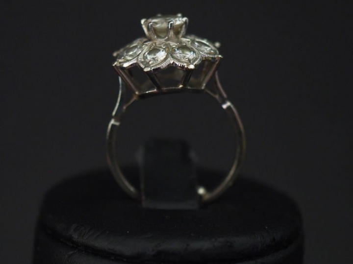 Bague en platine et or blanc, sertie en son centre d'un diamant taille