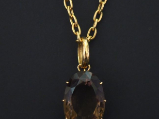 Vente aux enchères 	Collier souple en or jaune, maille forçat et son pendentif en or jaun